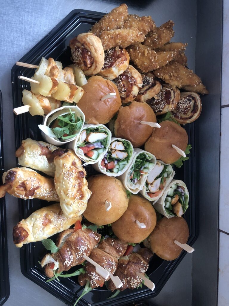Box cateringowy na imprezę: mini burgery, wrapy i przekąski pieczone