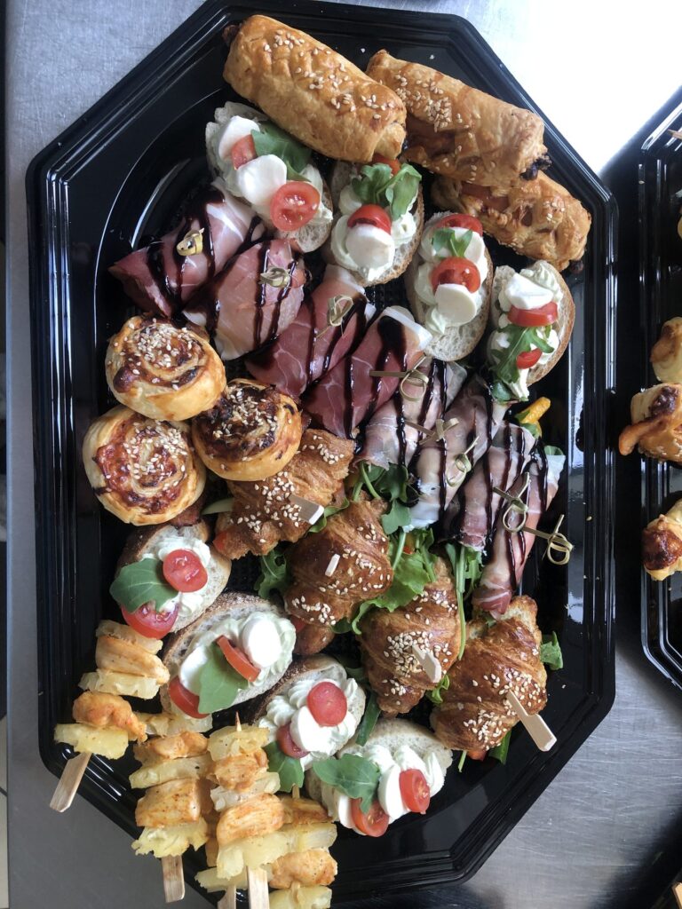 Plater cateringowy z przekąskami: rostbef, tartaletki, roladki