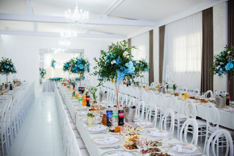 Sala bankietowa z kolorową dekoracją kwiatową na stołach