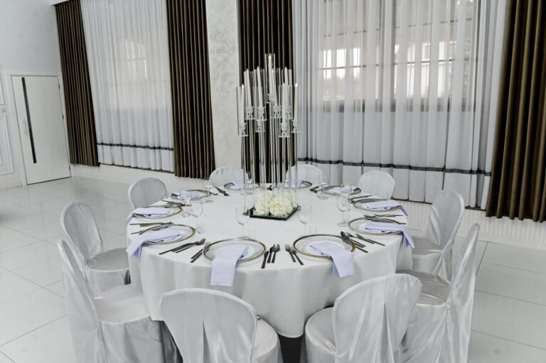 Sala na urodziny i jubileusze ze stołami okrągłymi