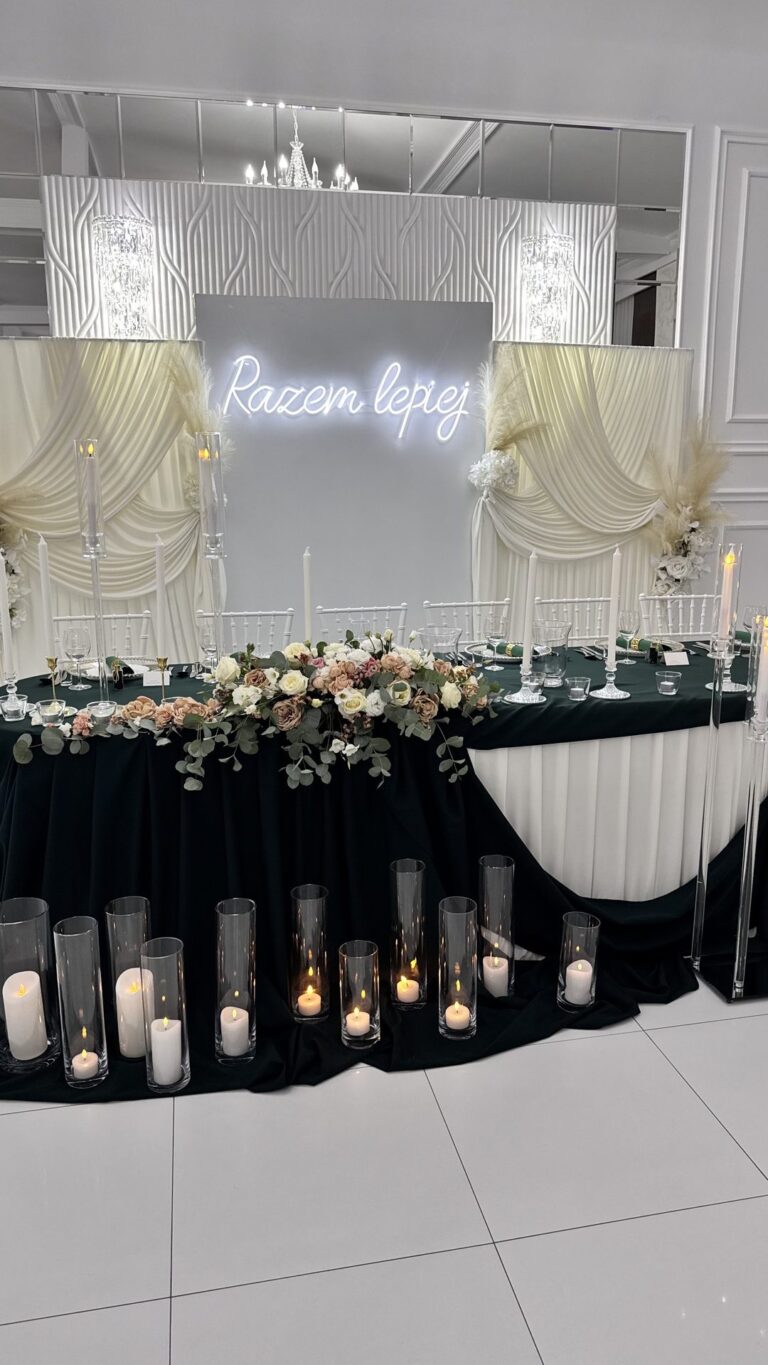Stół pary młodej ze świecami w lampionach i neonem Razem lepiej